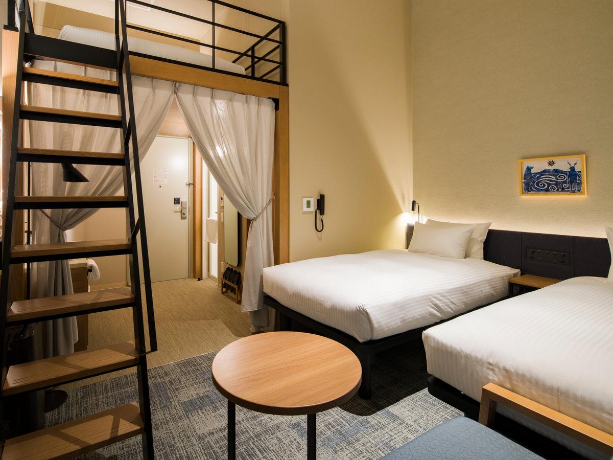 【Maisonette Room】<br>上層部（ロフト）のダブルサイズの布団と下層部のベッドにて、最大4名までご利用いただけます。大きな窓からは山側の景色がお楽しみいただけます。