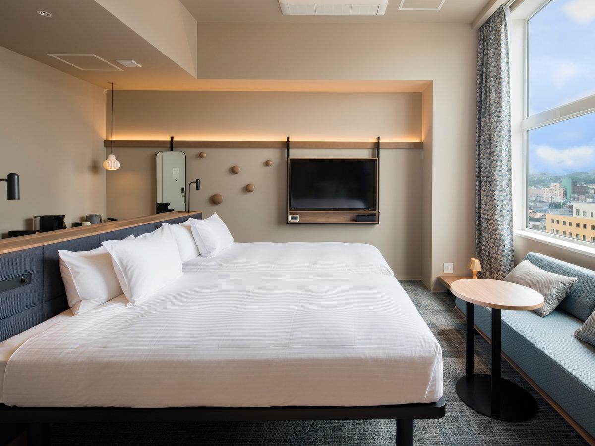 【Premium Twin】<br>室内のブックシェルフ・フリースタンディングバスがおしゃれな客室です。カップルでのご利用におススメです。