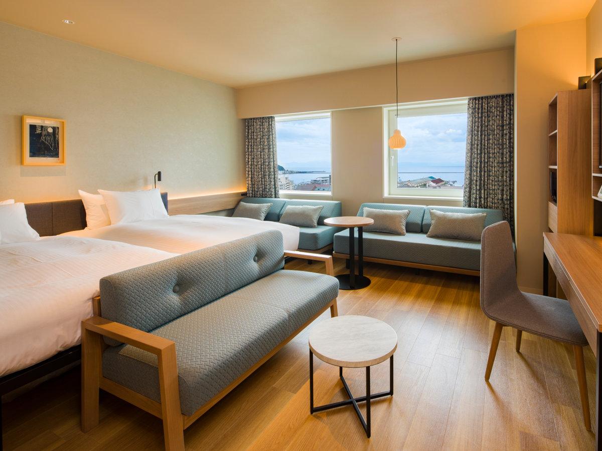 【Deluxe Family】<br>最大4名でご利用いただけるファミリー向けの客室です。大きな窓が開放的な雰囲気を演出します。