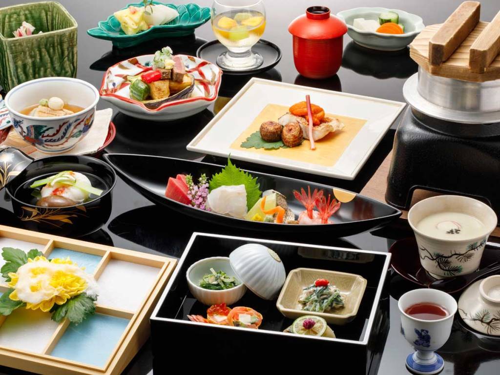 新館【スタンダードプラン】鳳凰懐石 ~源泉露天風呂と金沢の旬を味わえる華やか懐石料理~