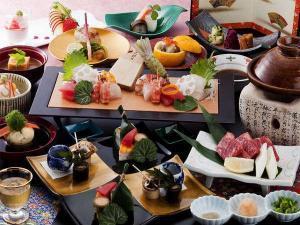 【当館最高級プラン】~21畳・94平米の露付き客室で寛ぎのお部屋食◆美味絶舌の会席をご賞味~