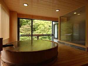 源泉掛け流し『展望風呂付客室』でゆとりのひととき。