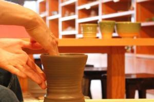 【陶芸体験3,300円コース付き】電動ろくろ又は手びねりで作品づくり~作品のお届けは≪送料無料!≫