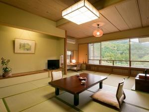 【水涌館】15畳の広々和室でのんびり・源泉掛け流しの温泉を堪能■料亭の個室にて『山桜懐石』