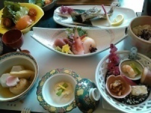 ご予約はホームページから「スタンダードプラン」旬の味覚に舌鼓する人気の懐石プラン