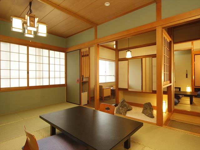 【広目の客室】ご家族皆様でもゆったりの広~いお部屋。坪庭付特別室をお値打ちに。お子様とご一緒にも◎