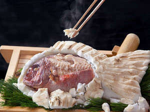 【名物料理】 赤穂の塩で包み焼いた鯛を木槌でコツコツ叩いて割って楽しく味わう☆『鯛の塩釜グルメ会席』
