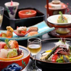 【当館1番人気】◆基本◆温泉付客室~旬の素材を贅沢に~調理長おまかせ月替り会席に舌鼓!特選料理プラン