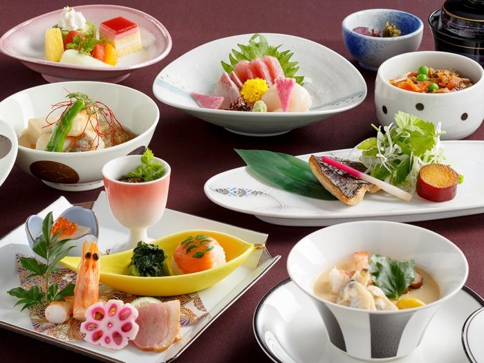 【和食】メインダイニングで季節を味わう安らぎ空間、旬の味覚を楽しむ瞬間<一泊二食>
