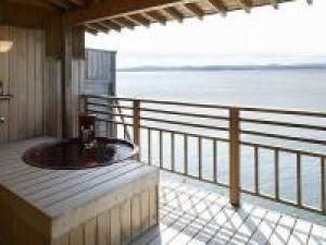 【 利久・露天風呂付客室 】 波穏やかな海景を目の前で楽しむ温泉露天風呂付客室 のんびり贅沢ステイ