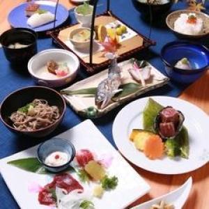 【グルメプラン】「旅の目的はお料理!」な方へ。夕食は料理長オススメの2品追加のアップグレード 翌朝は11時アウトでゆっくり♪