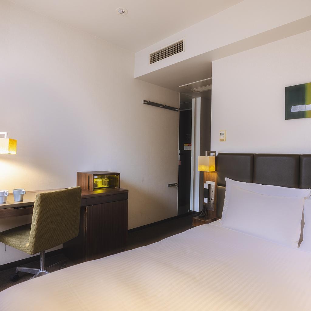 ★喫煙ダブル★サータ社製ベッド・32型TⅤ・空気清浄機付