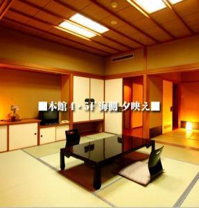 【1泊2食 夕食会場はレストラン形式】 夕映えの美しい海側確約「鮑踊り焼き」付き海鮮料理満喫プラン