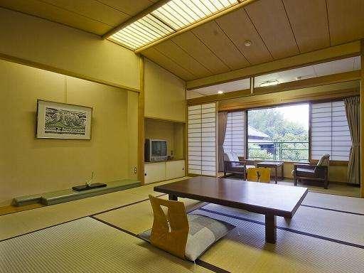 【スタンダード】 ◆新館のお部屋◆ 瓦屋根の本館を臨む、平成改築のすがすがしいお部屋