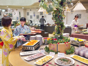和洋80品の料理がズラリ♪揚げたて☆焼きたて実演が好評バイキング