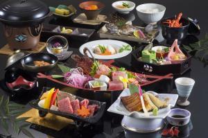 厳選食材「地の恵み松阪牛」 「海の恵み伊勢海老」 「川の恵み鰻」に真心を込めて【三大味覚懐石】