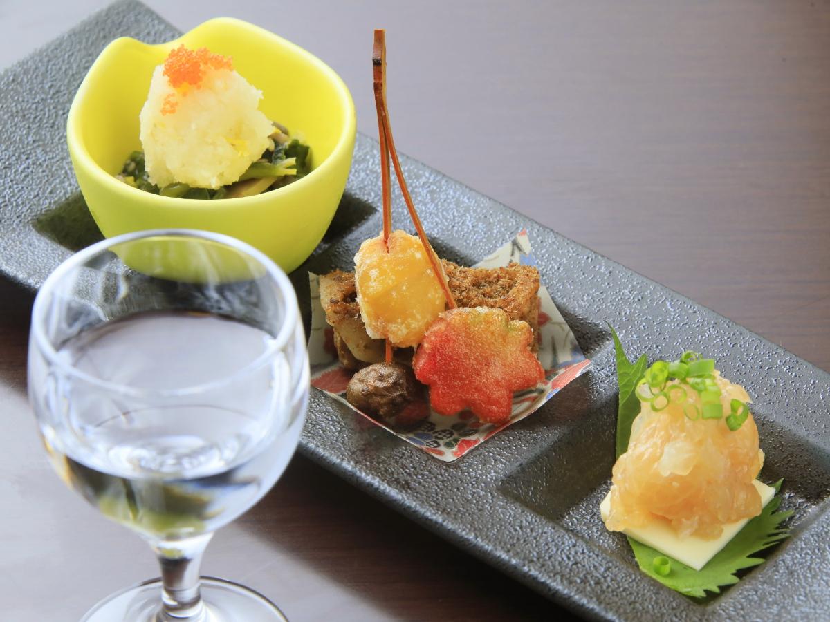 【ライト創作料理】ジューシーな陶板焼きの若鶏味わう。女性やお酒がメインの方に人気<▼ライト創作料理>
